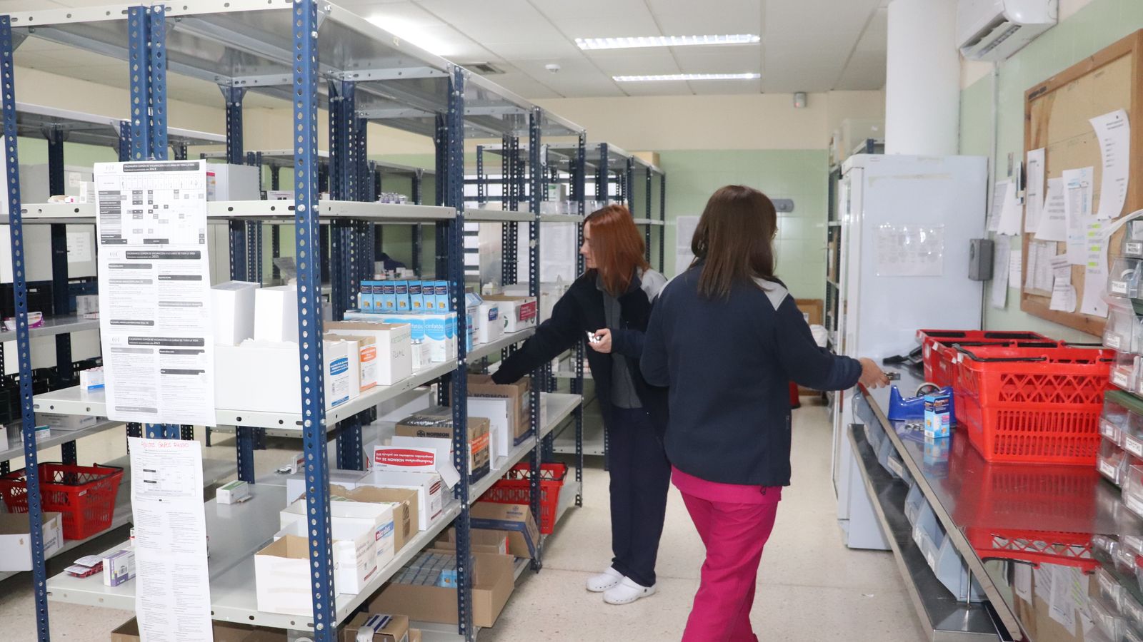 Recopilando medicamentes en la farmacia del centro.
