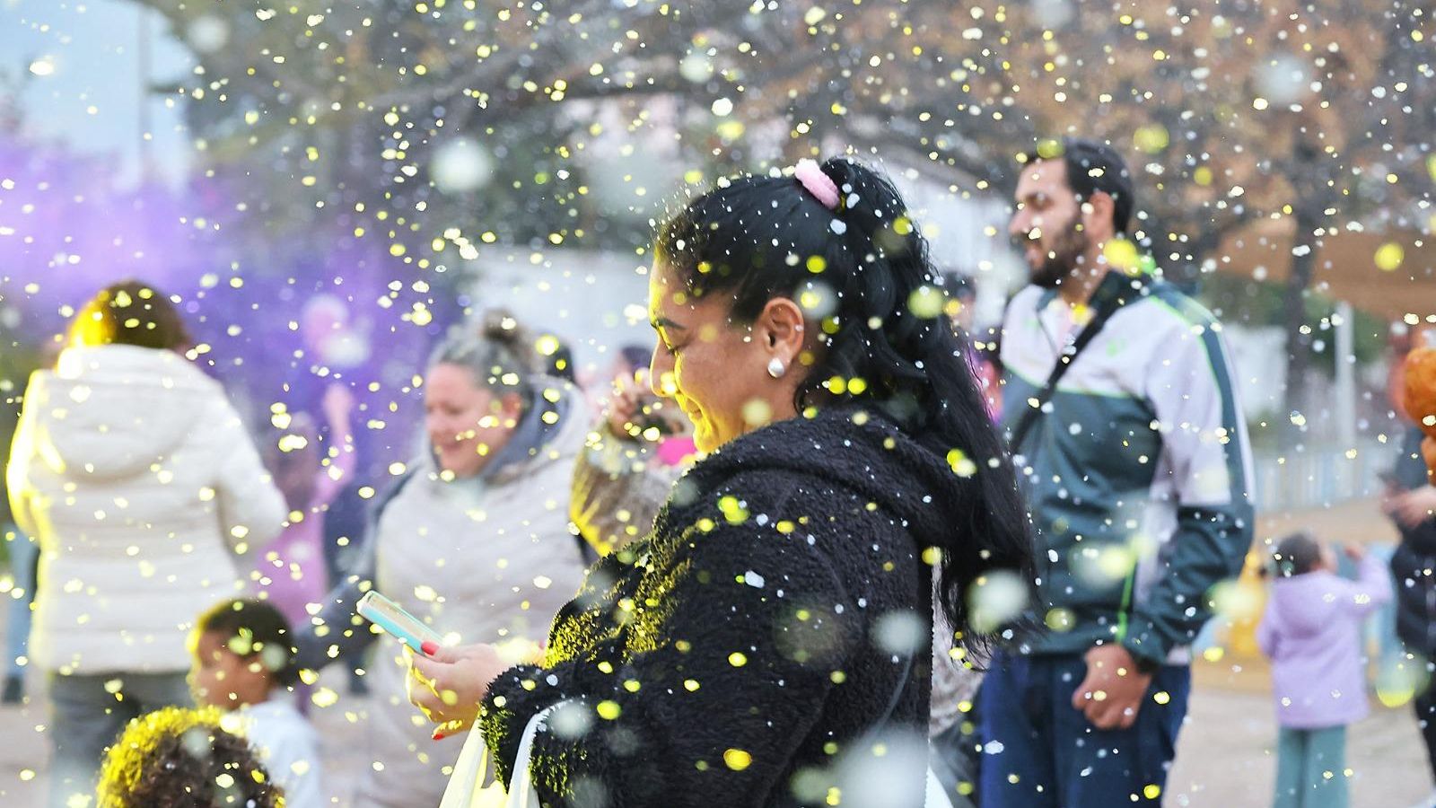 Copos de nieve sobre Huelva, y las familias disfrutando.