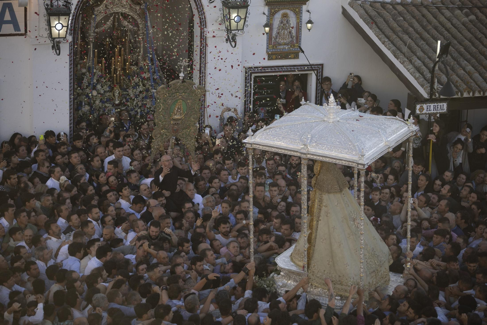 Las mejores imágenes de la procesión de la Virgen del Rocío en la aldea