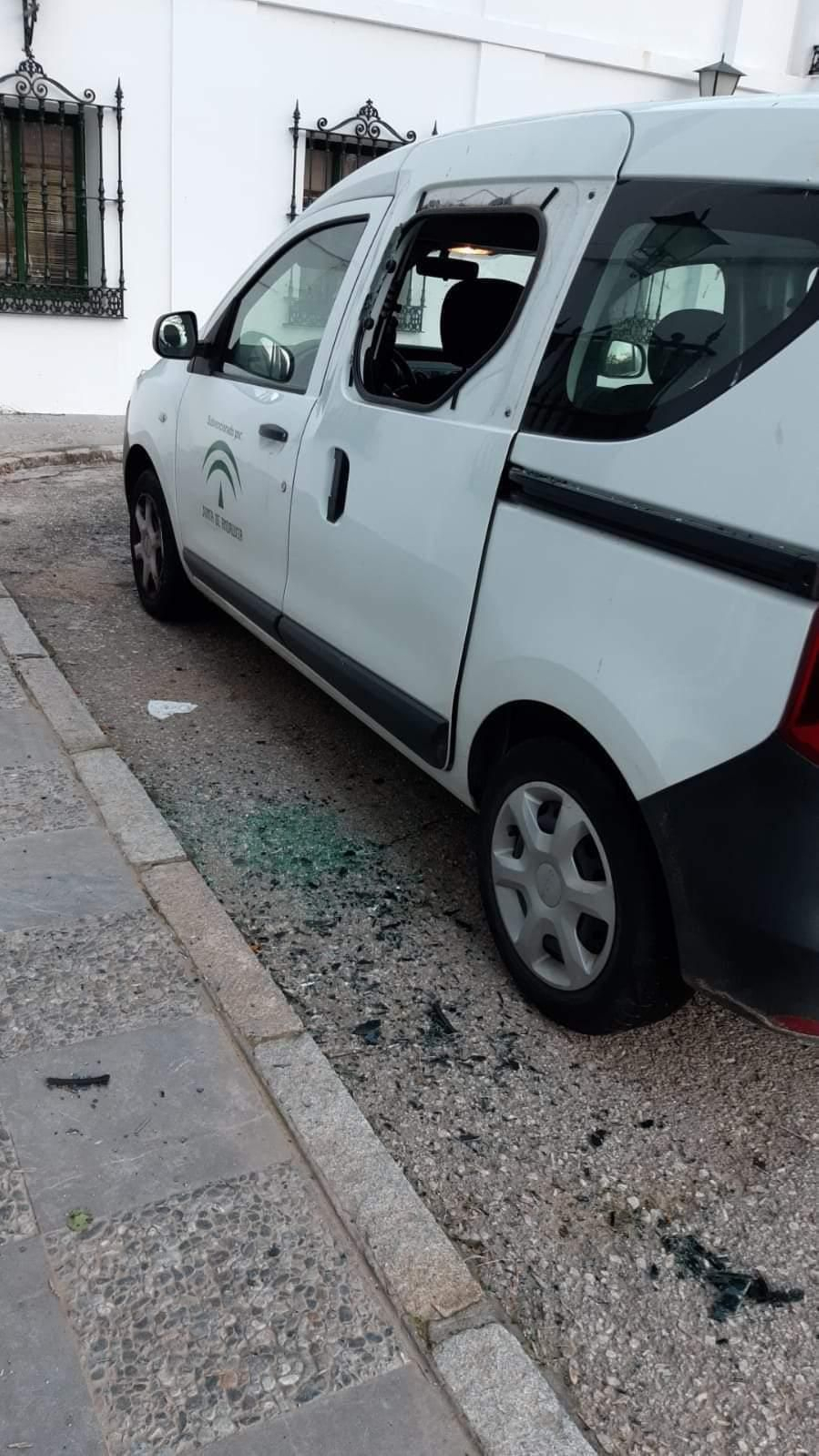 Cristal roto en un coche de la Junta de Andalucía, en La Barca.