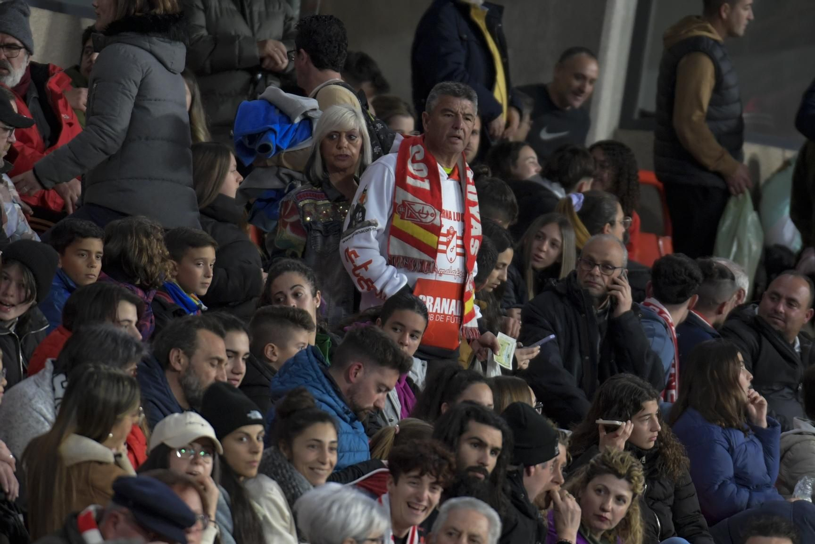 Aficionados del Granada CF en el estadio durante un partido