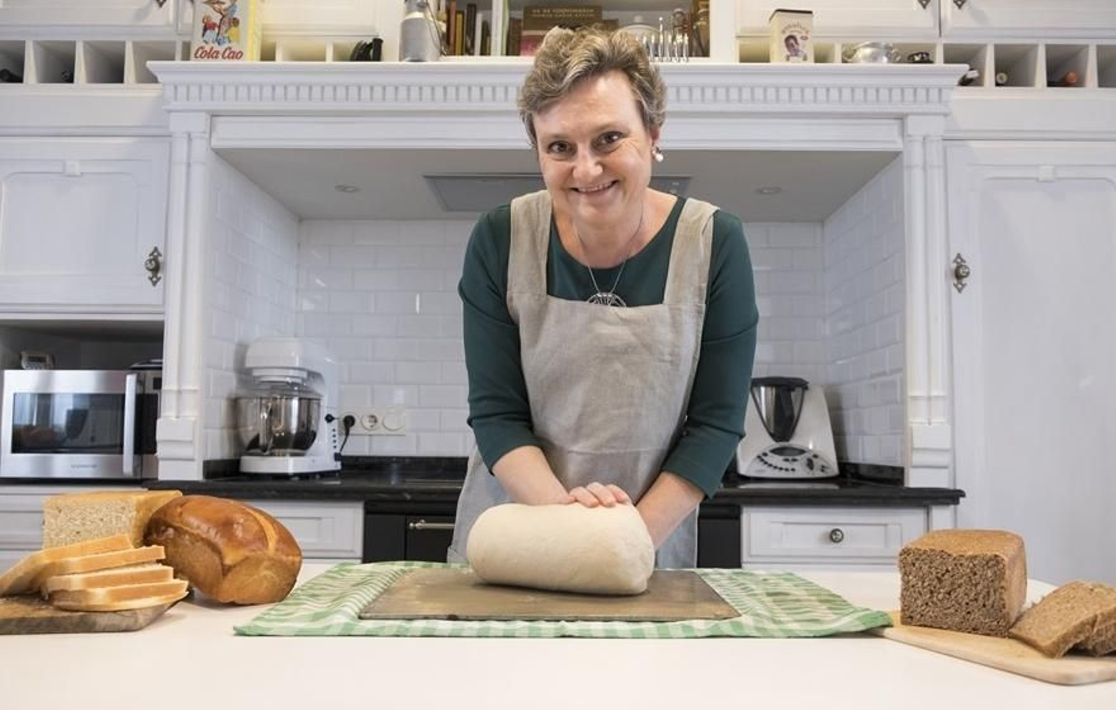 Eulalia Petit haciendo pan.