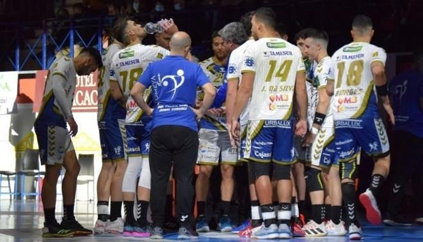 Paco Bustos da órdenes a sus jugadores durante un tiempo muerto.