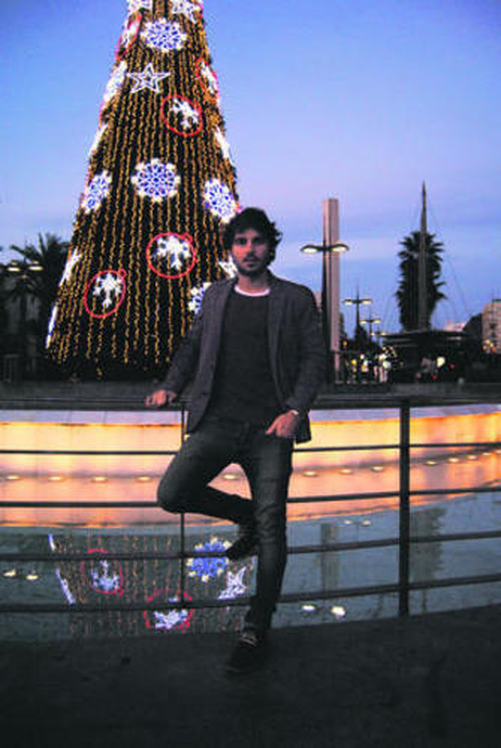 Galán posa delante del árbol de Navidad de la Rambla el miércoles.