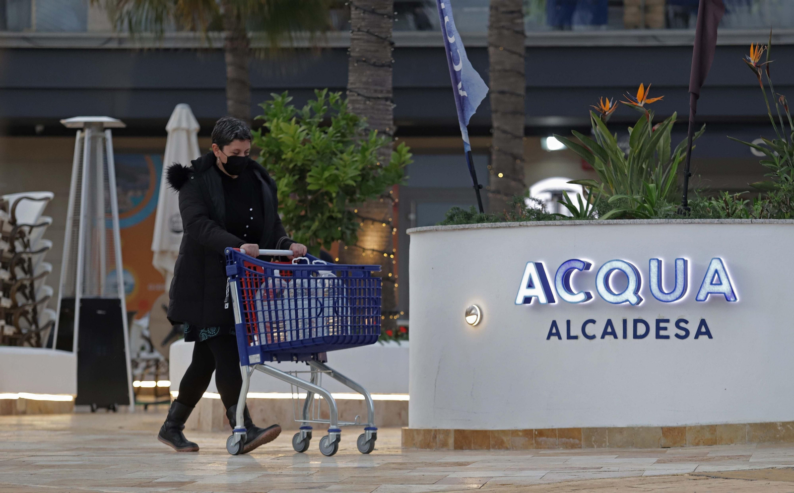 Los vecinos de La Alcaidesa compran garrafas tras declararse el agua no apta para consumo