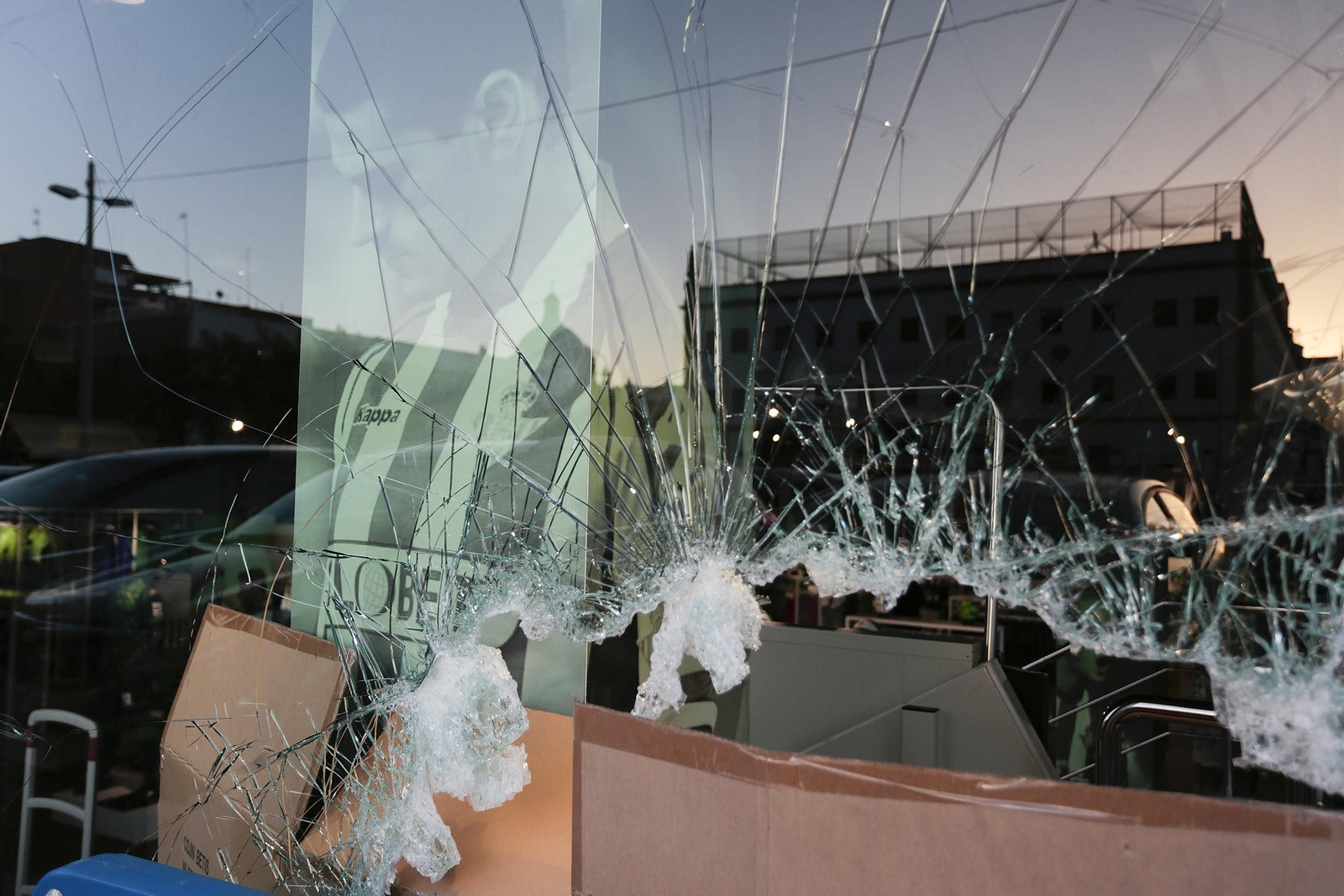 El agujero practicado en el cristal de la tienda del Betis.