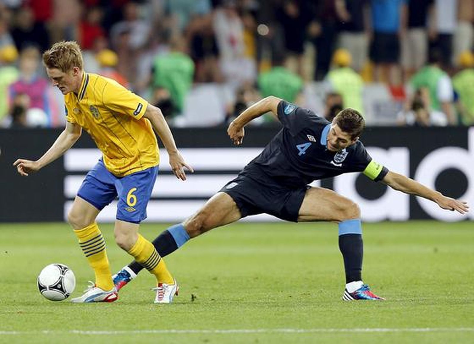 Inglaterra vence 'in extremis' en un partido loco y dejan a Suecia fuera de la Eurocopa.

Foto: EFE
