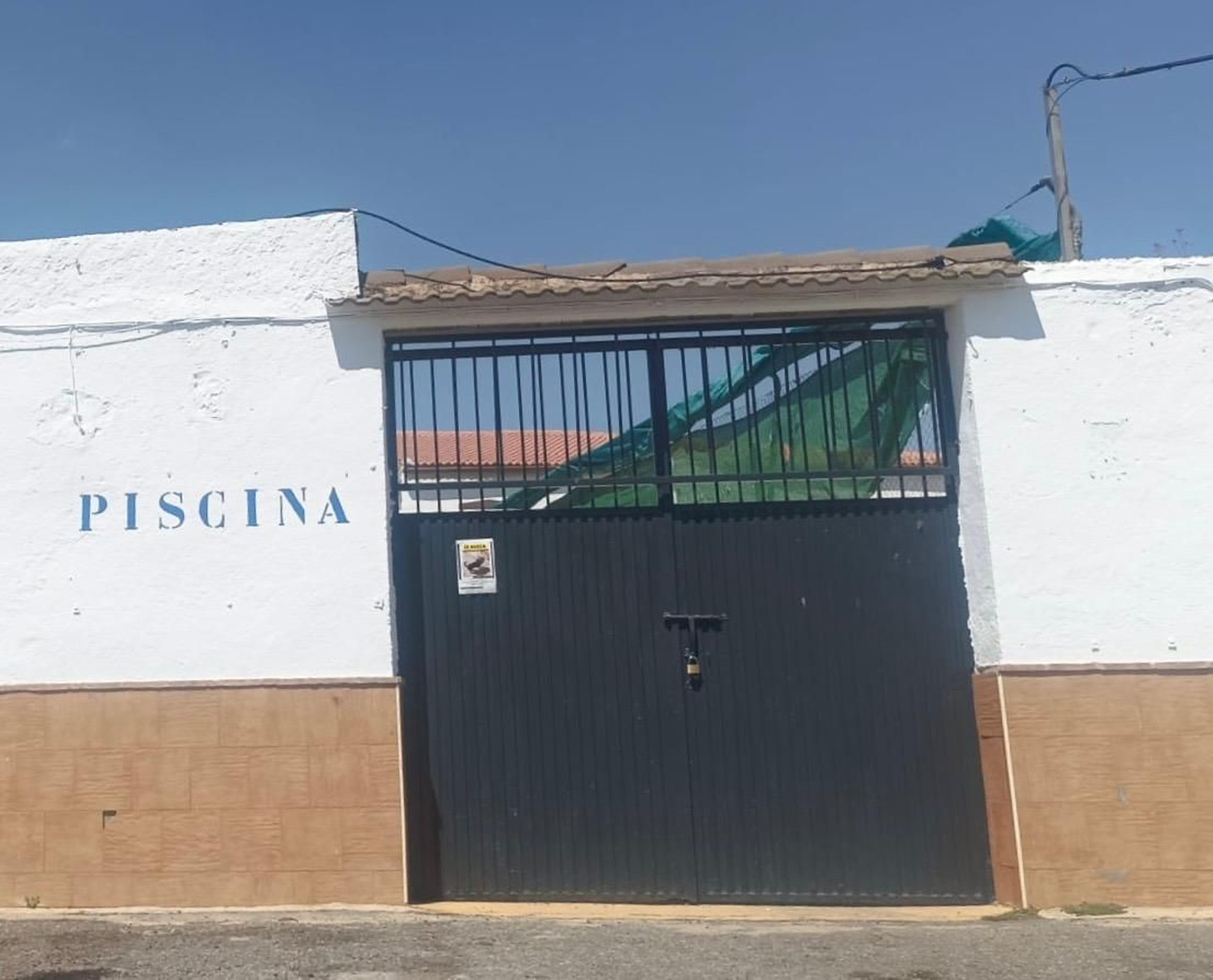 Acceso de la piscina municipal de Iznalloz