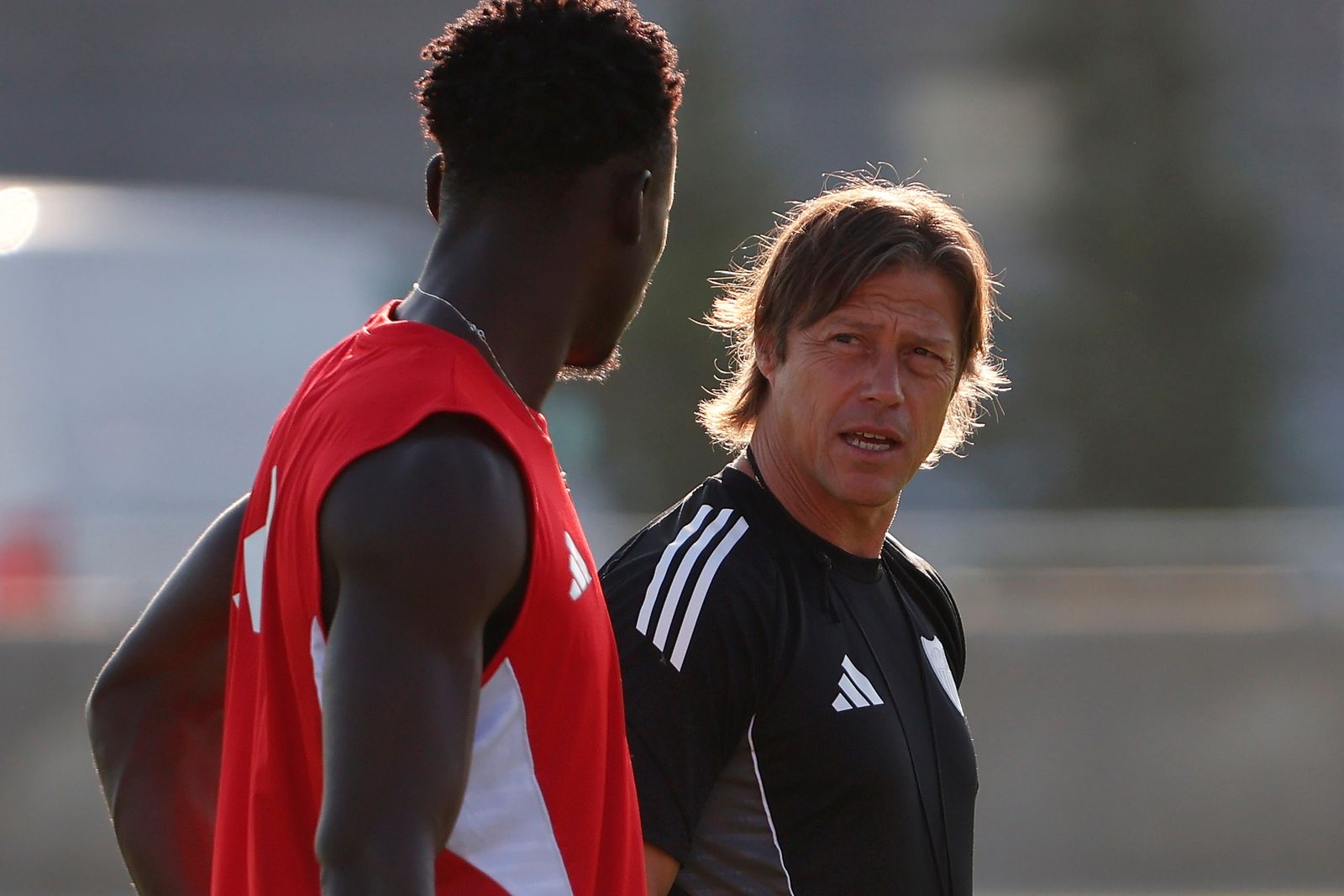 Almeyda charla con Akor Adams en un entrenamiento.