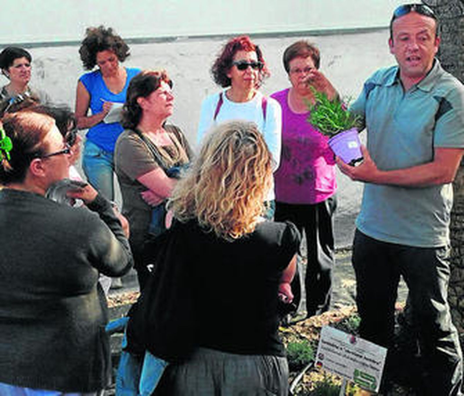 Un técnico explica las propiedades de una planta.