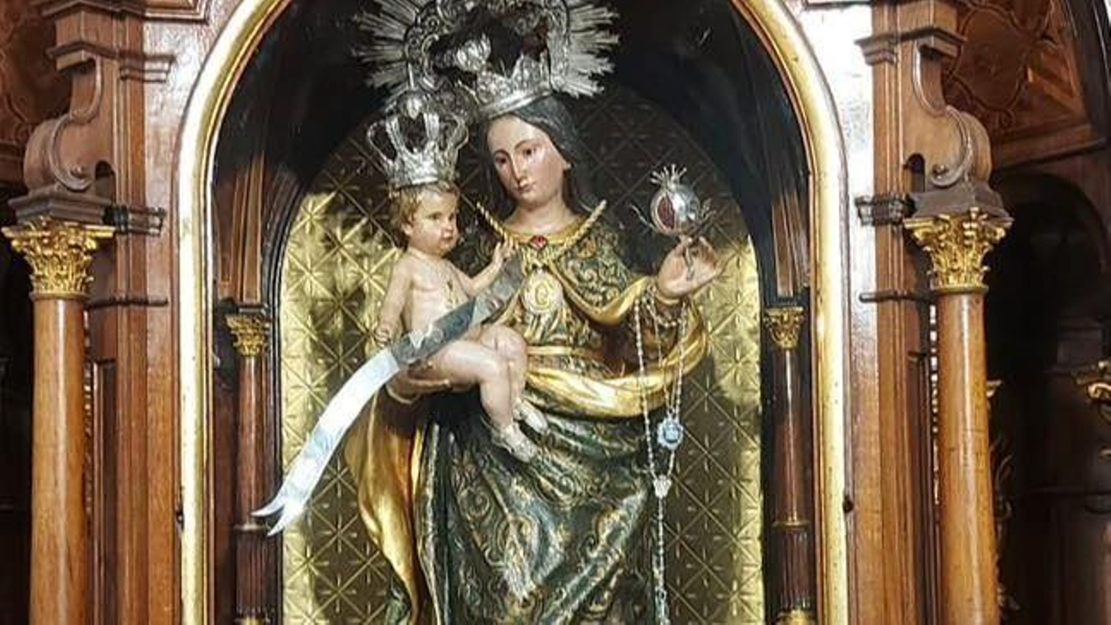 Imponen la medalla a la Virgen de la Cinta. Imponen la medalla a la Virgen de la Cinta.