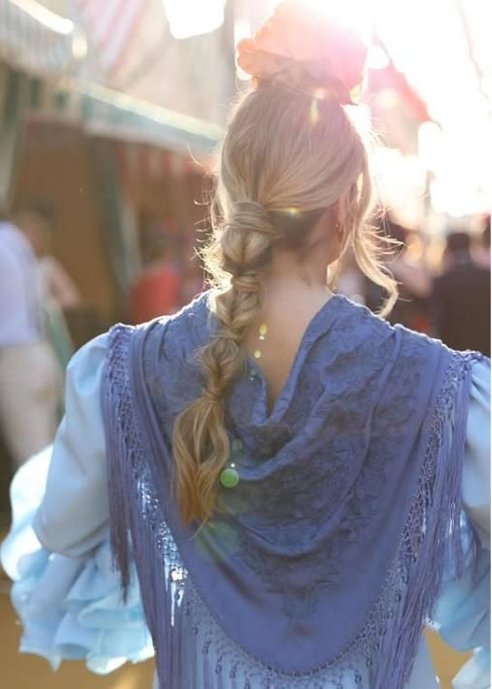 Isa Ramos vestida de flamenca con una versión trenzada de una bubble pony tail.