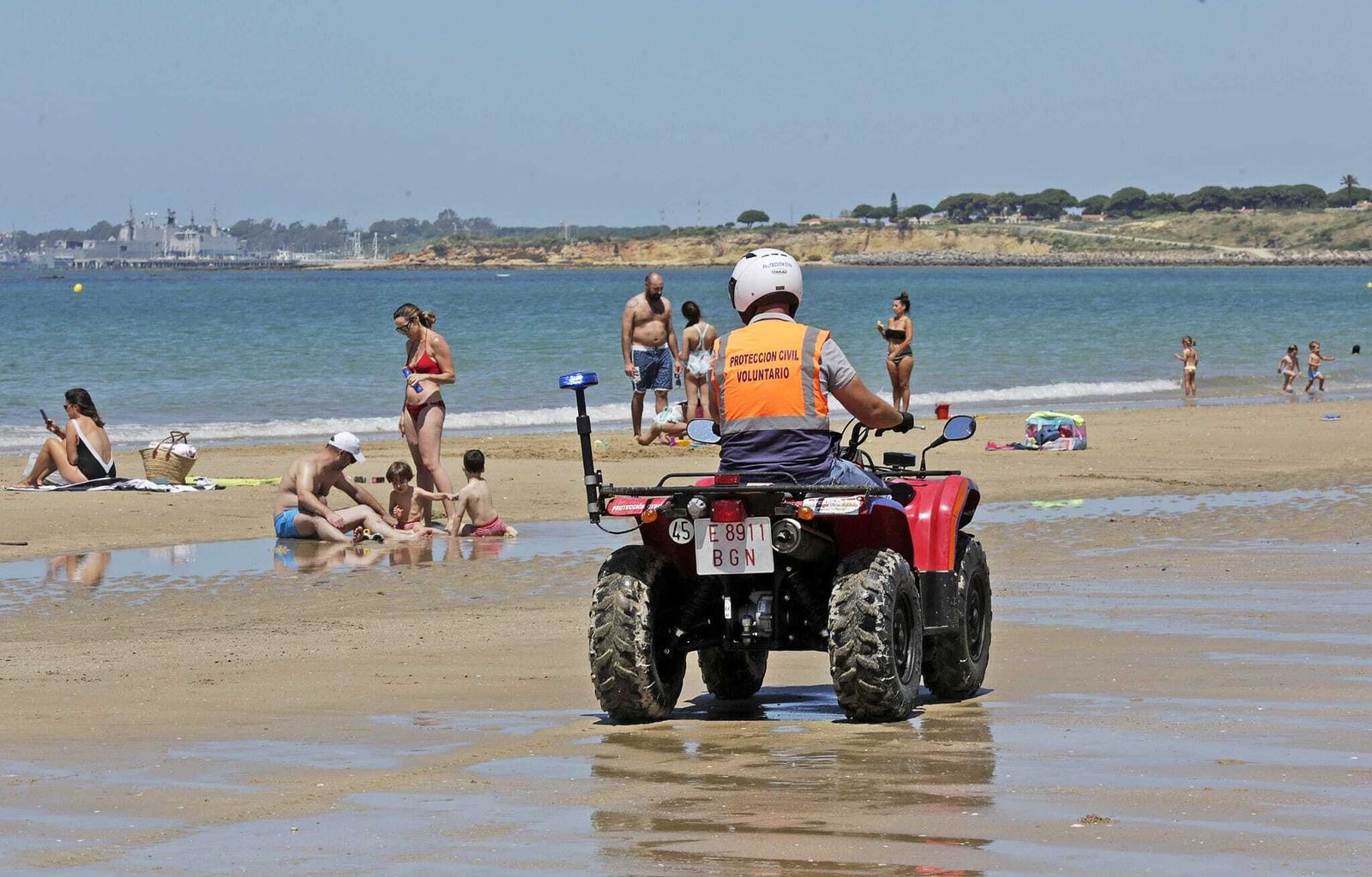 Un miembro de Protección Civil, el pasado lunes, 25, cuando se abrieron las playas al baño.