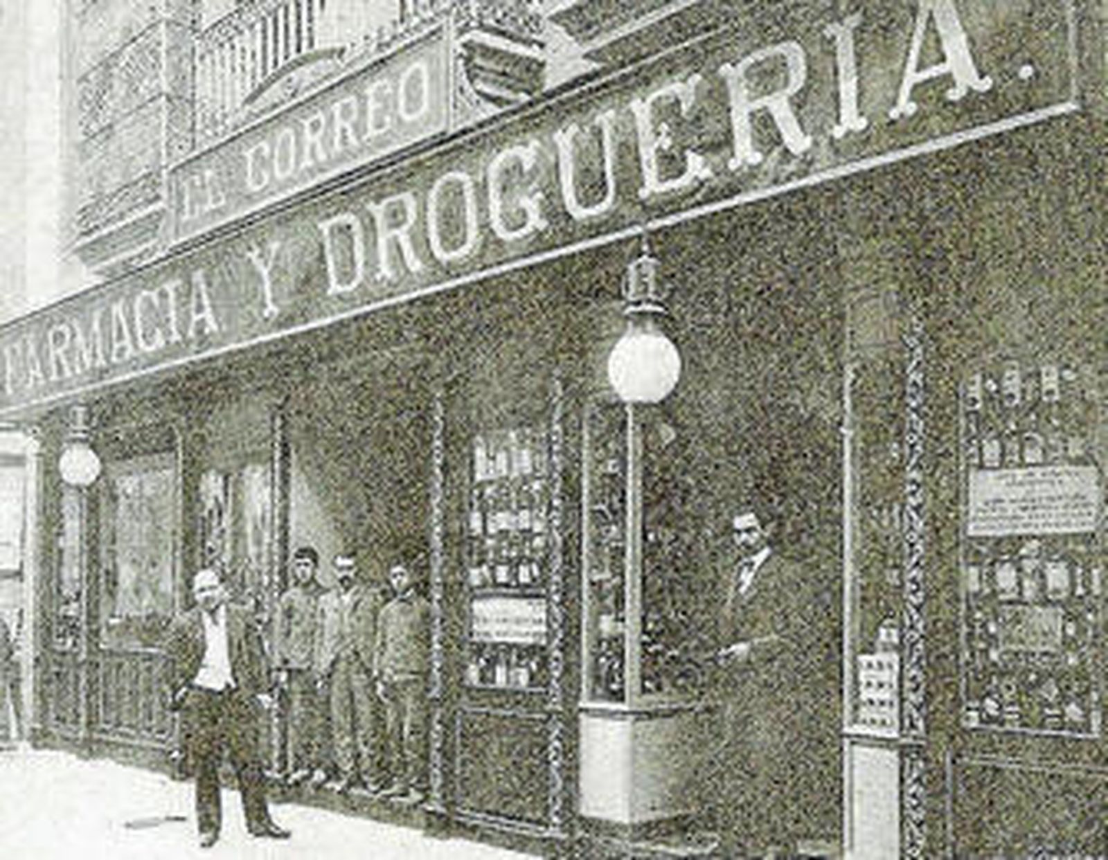 Imagen antigua de calle Sierpes,  donde se aprecia la farmacia.