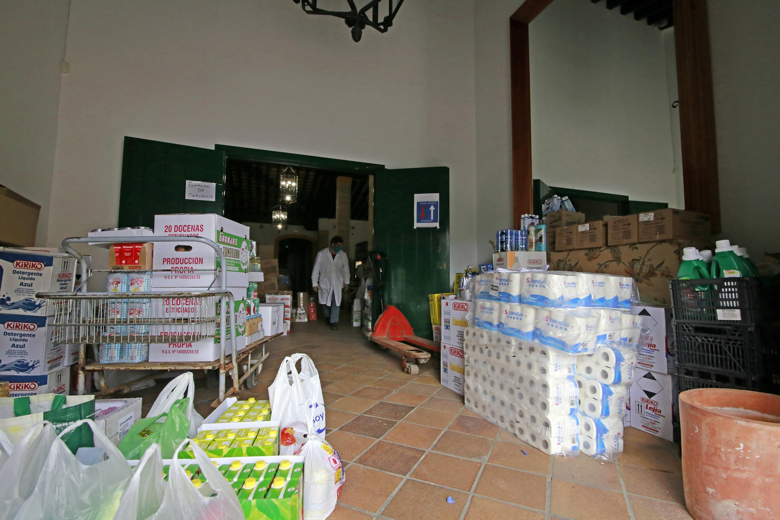 Imágenes de la iniciativa de los 'Costaleros Solidarios' contra el coronavirus en Jerez