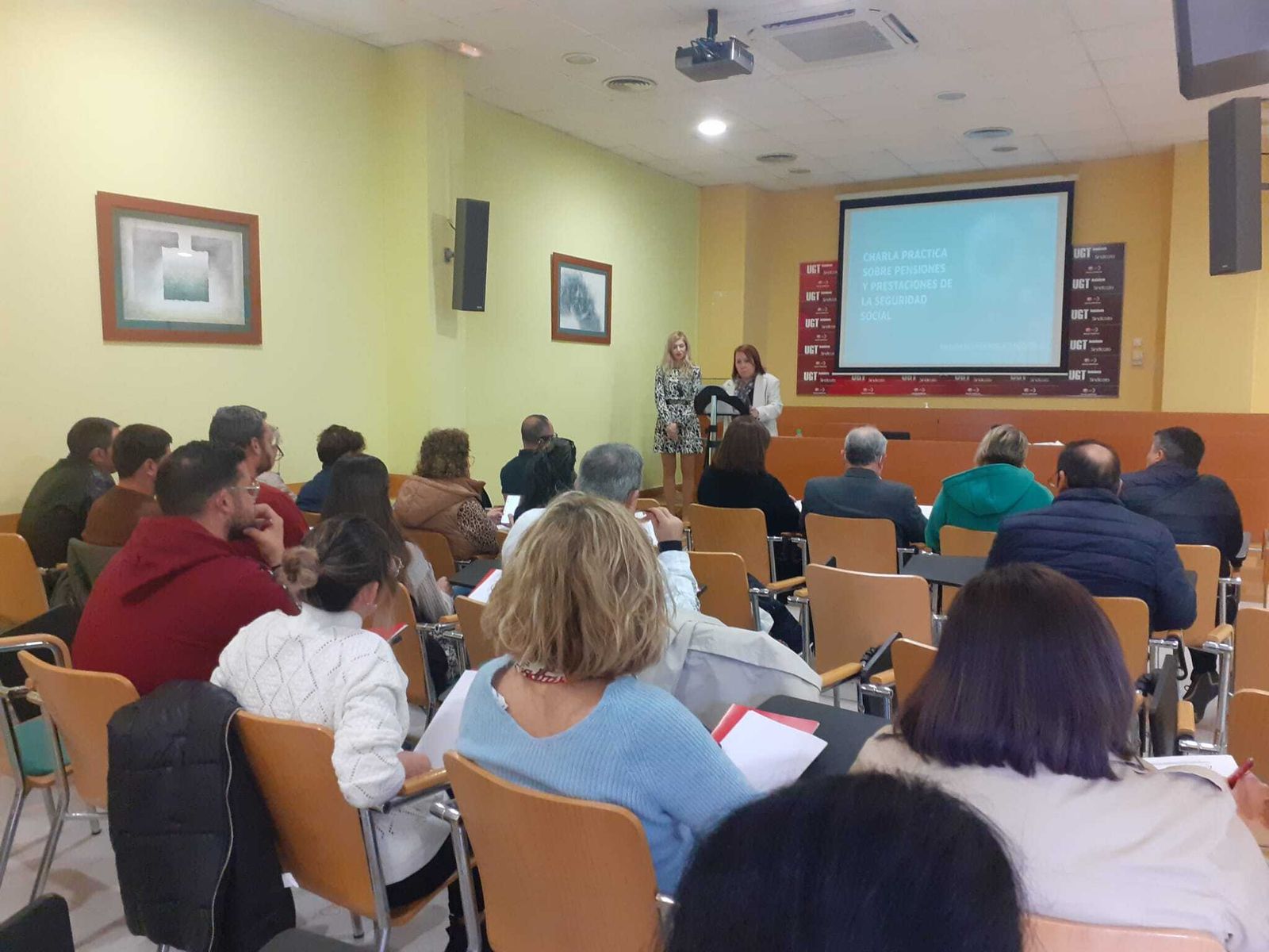 Asistentes de la "Charla informativa sobre las Pensiones y Prestaciones a la Seguridad Social"