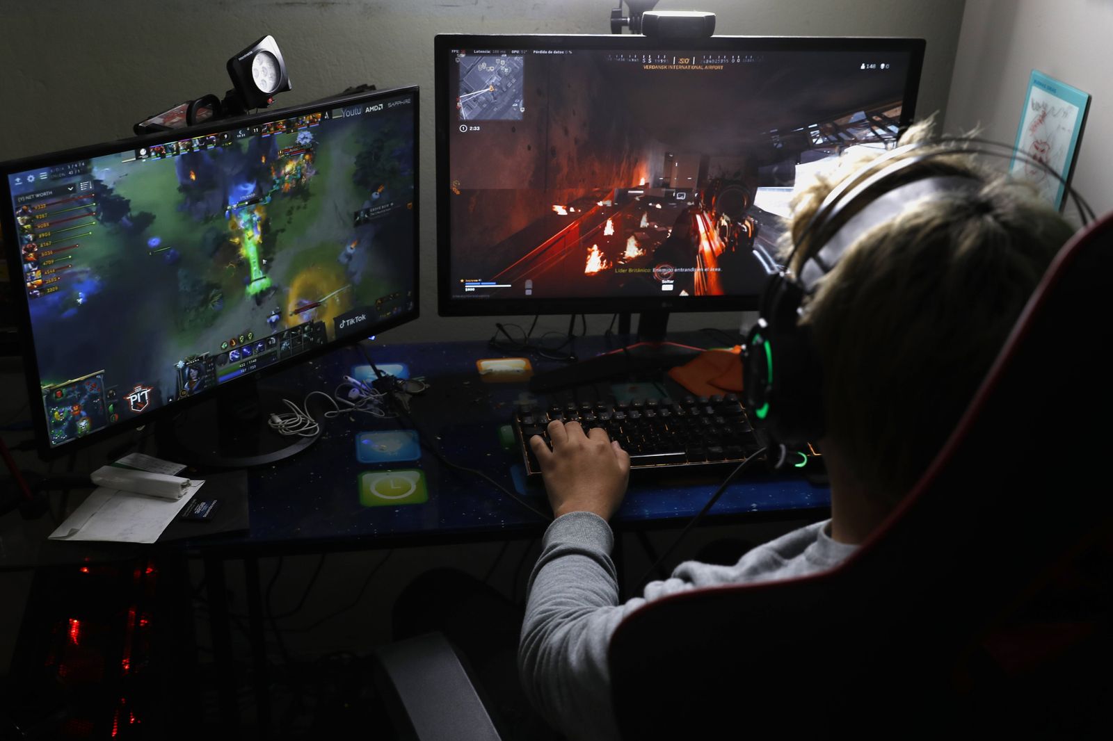 Un 'gamer' conectado con otros jugadores online.