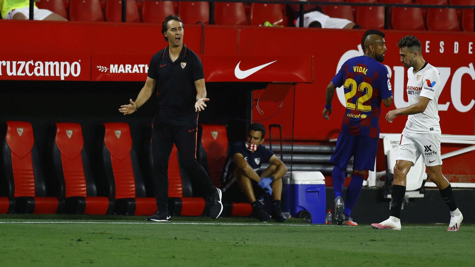 Lopetegui reclama a sus jugadores más pausa y mejor elección en la salida del balón durante la primera media hora en la que el Barcelona dominó, ante Arturo Vidal y Munir.