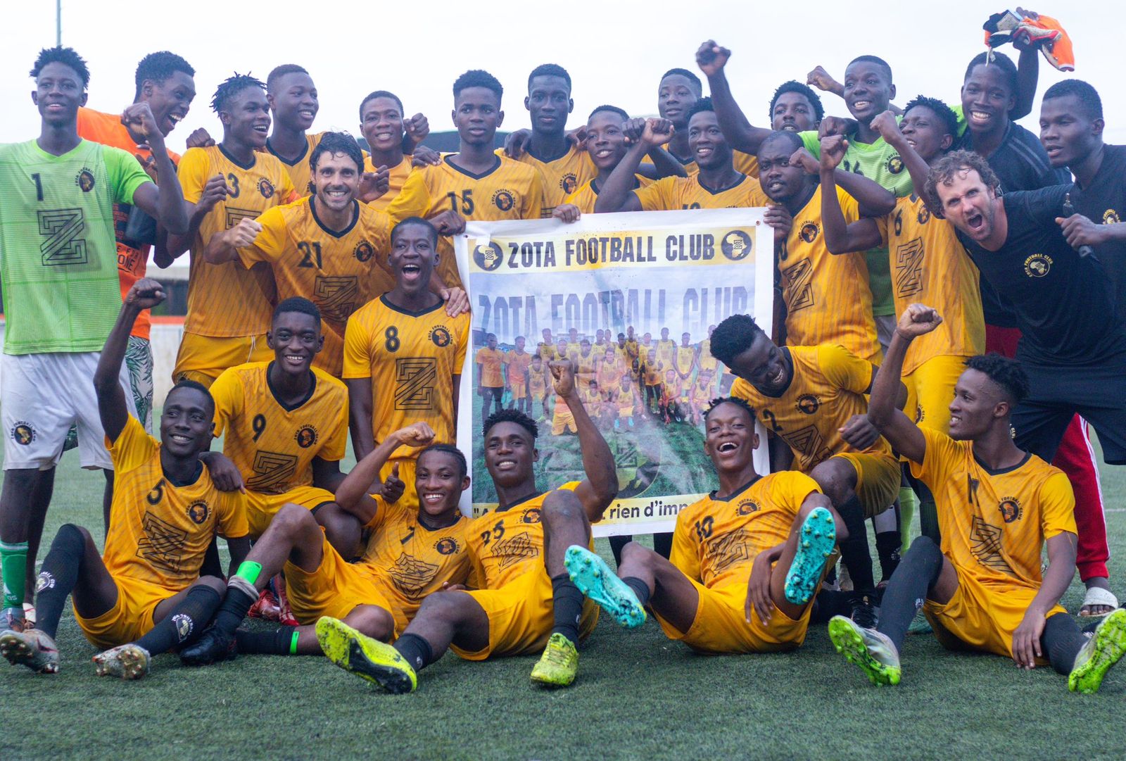 El centrocampista español, con el dorsal 21, celebra junto a sus compañeros el ascenso conseguido con el Zota Football Club.