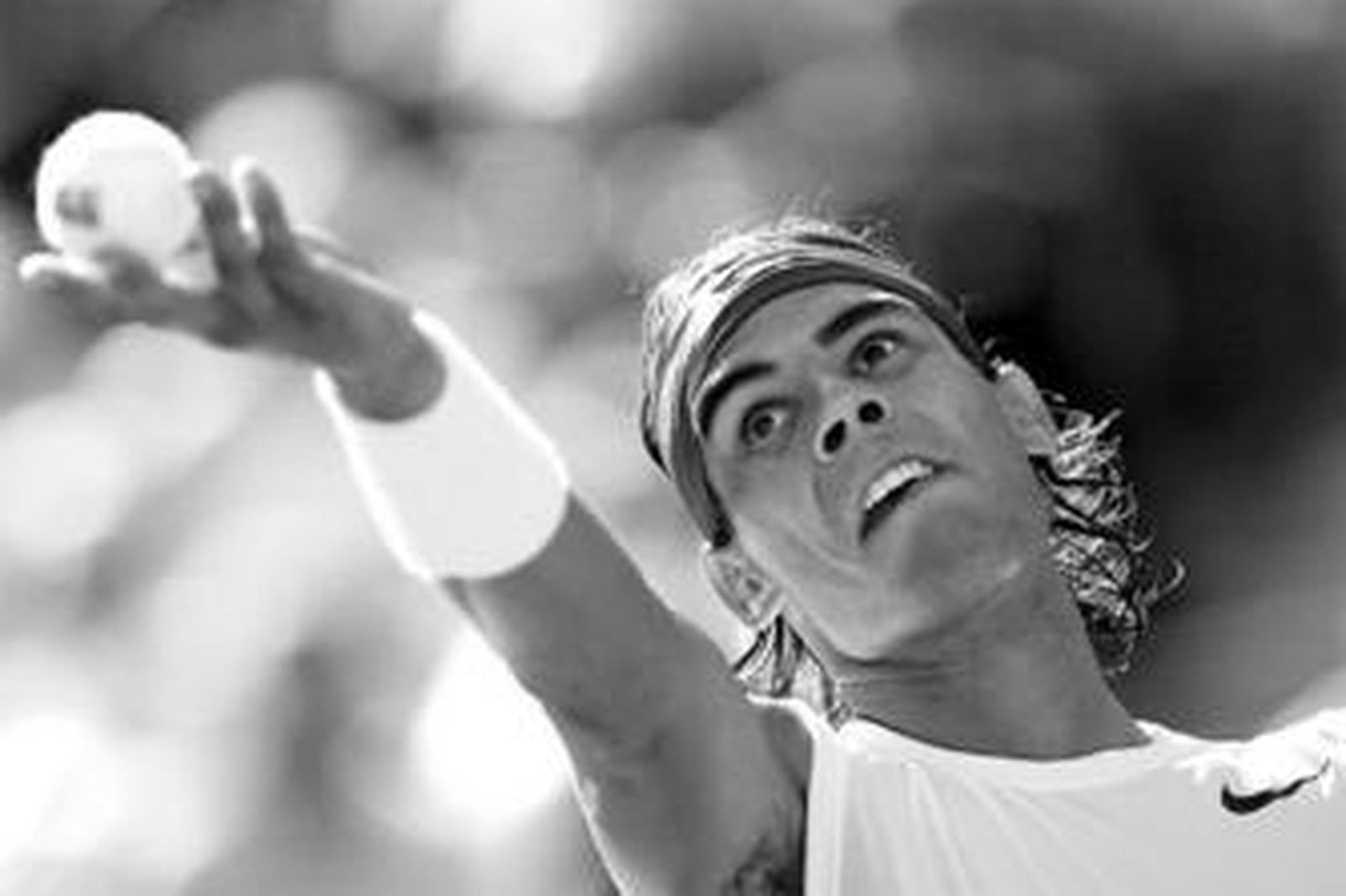 Nadal se dispone a servir durante el duro encuentro ante el estadounidense Sam Querrey.
