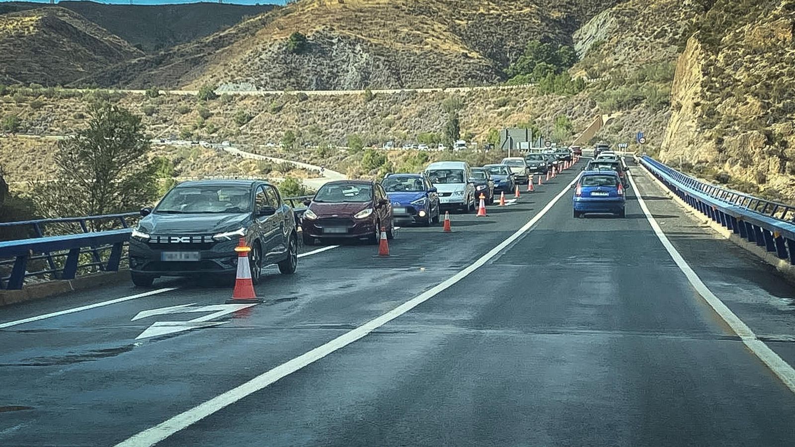 Los atascos son habituales con el regreso del tráfico a la N 323