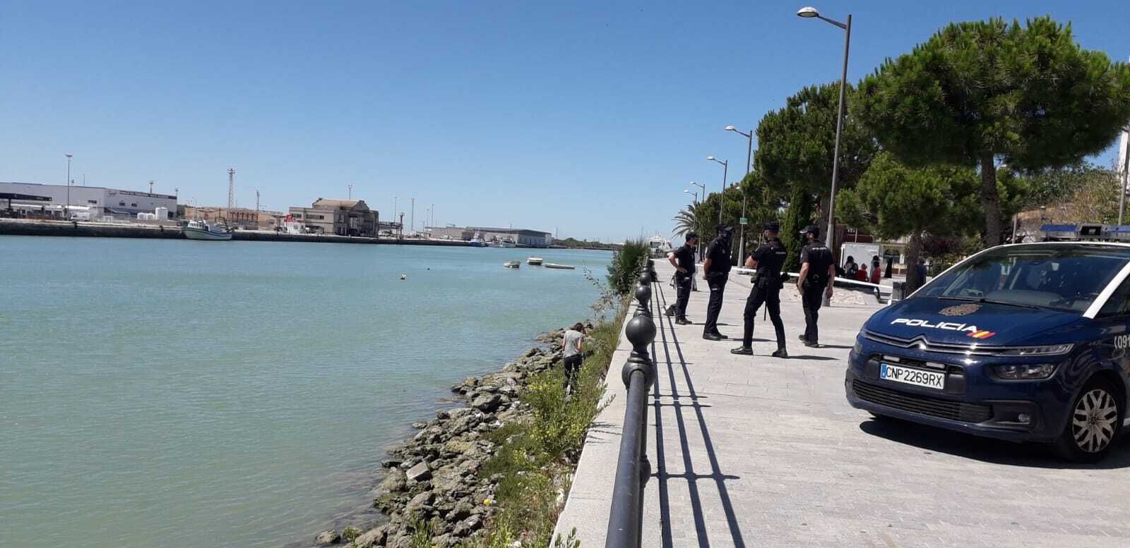 Agentes de la Policía Nacional en la zona donde han aparecidos los restos.