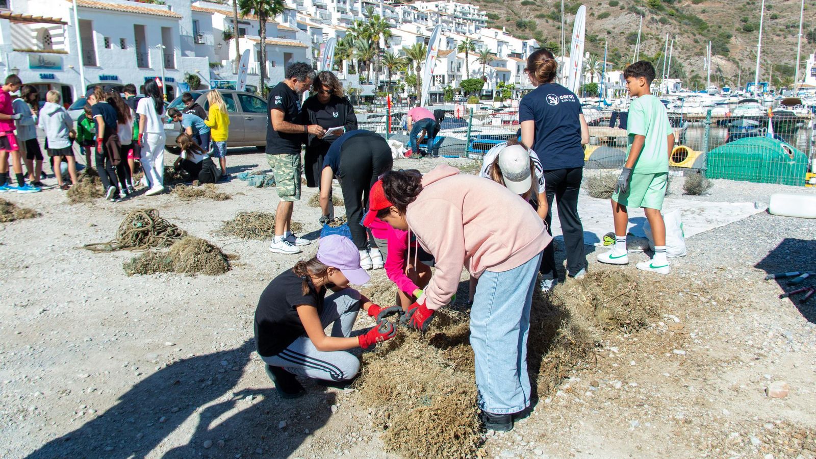 Es una actividad de concienciación ambiental de la asociacion Coral Soul con el alumnado del colegio Las Gaviotas de La Herradura