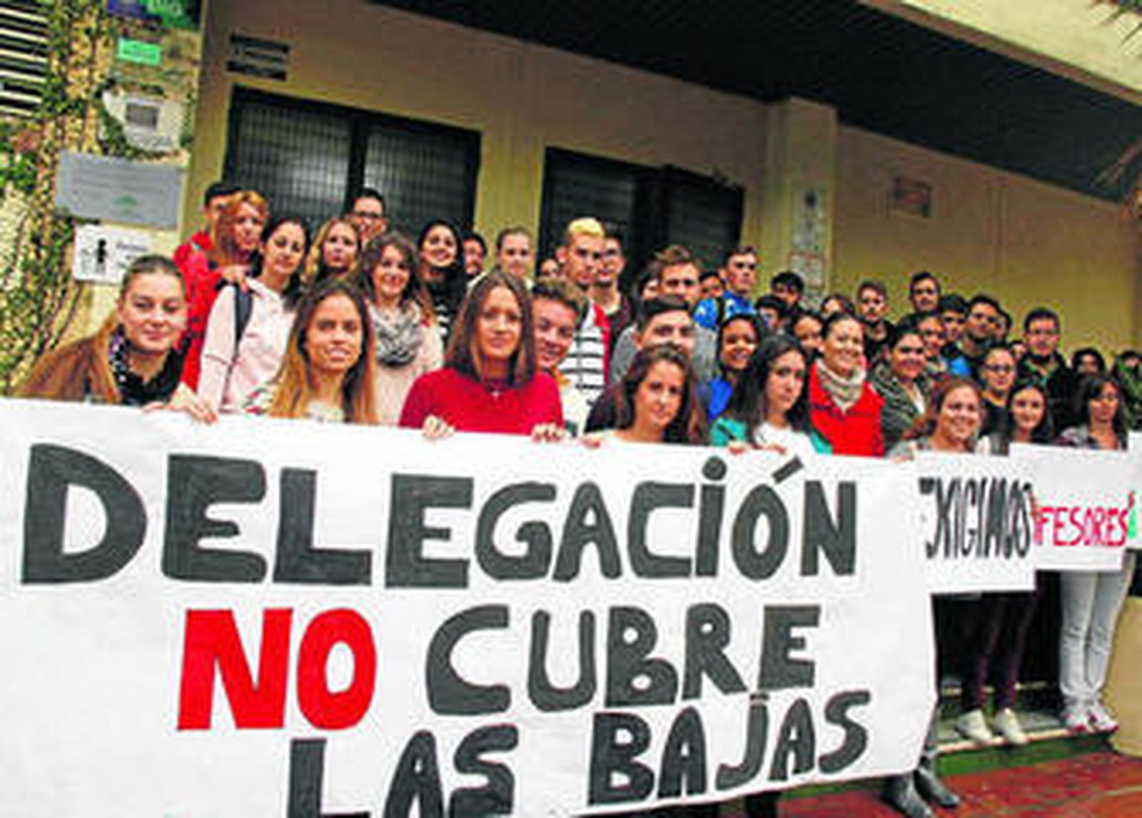 Los alumnos se manifestaron ayer en la puerta del instituto reclamando la sustitución de los profesores que faltan.