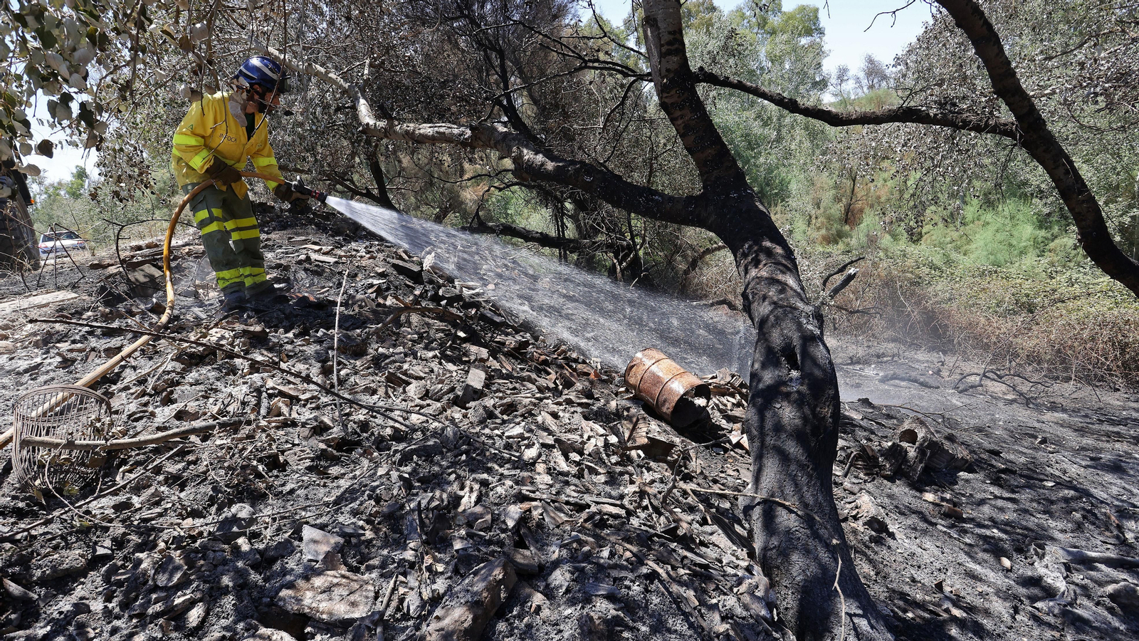 Infoca refresca la zona del incendio en La Ina