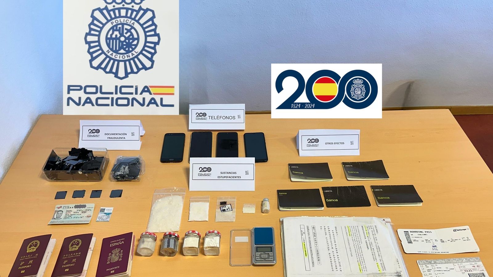Los implicados, de nacionalidad china, falsificaban documentos, principalmente pasaportes, visados y sellos. Los implicados, de nacionalidad china, falsificaban documentos, principalmente pasaportes, visados y sellos.