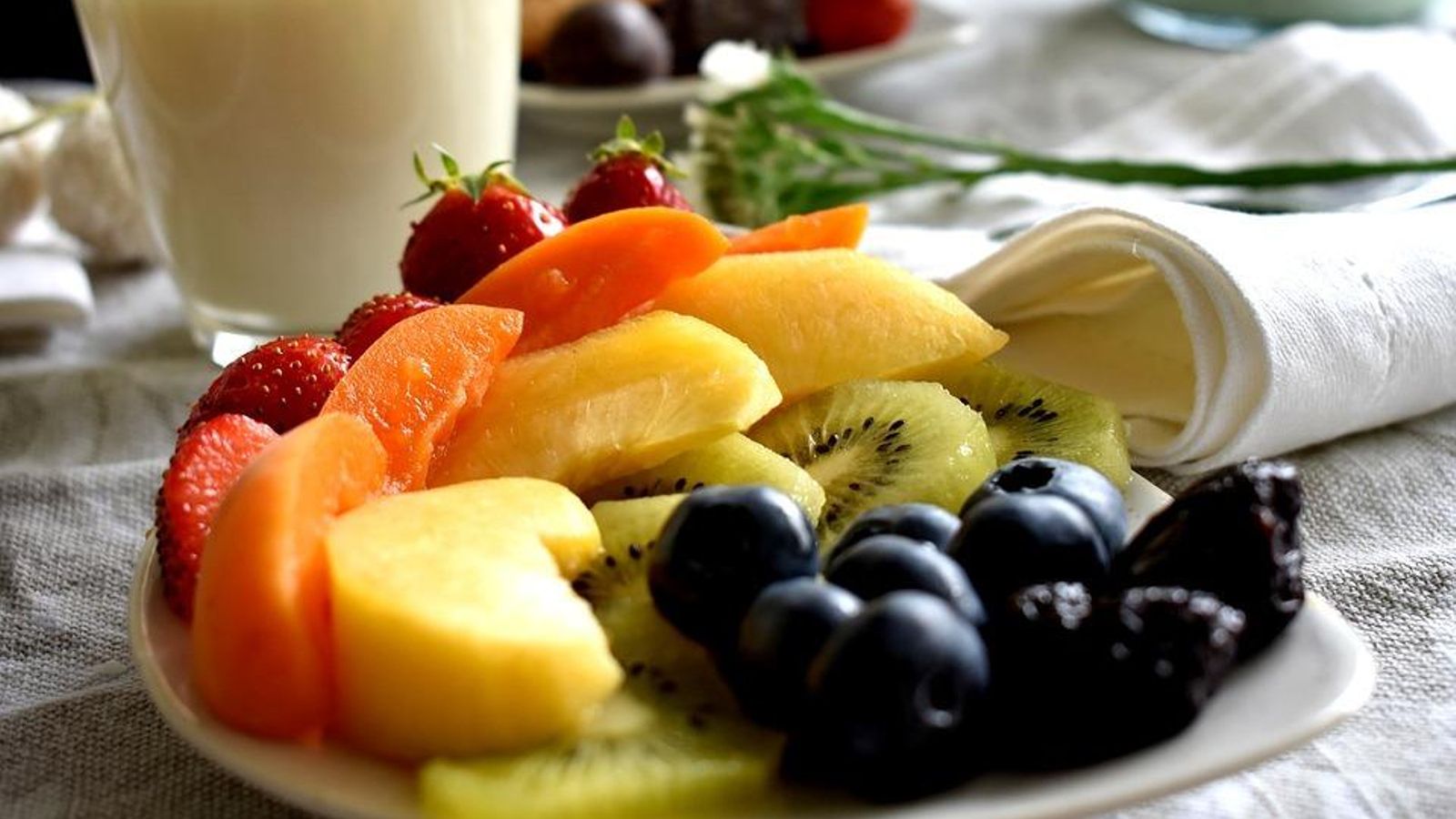 Incluir alimentos ricos en vitamina C en el desayuno te aportará energía.