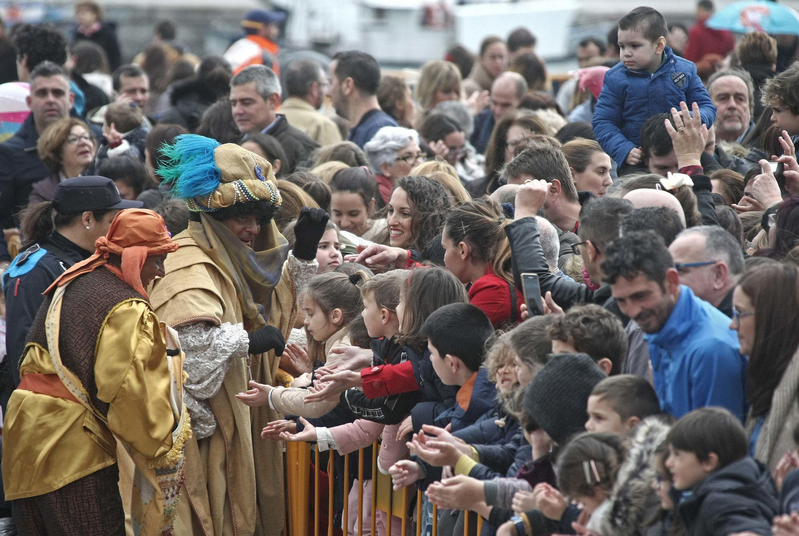 El tradicional arrastre de latas en Algeciras