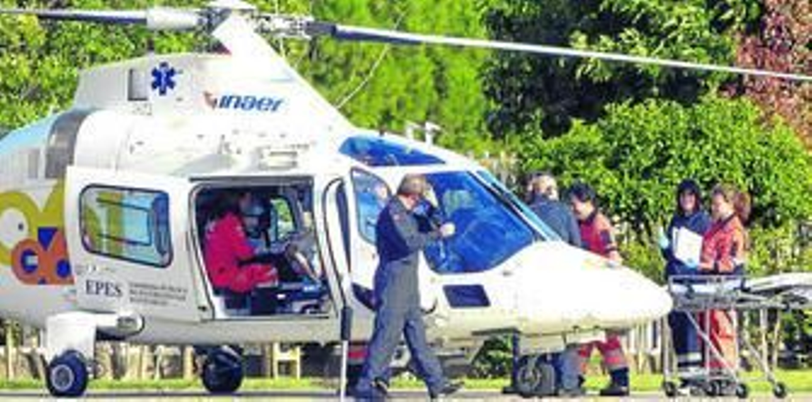 Un equipo de Emergencias Sanitarias atiende a un paciente durante un traslado.