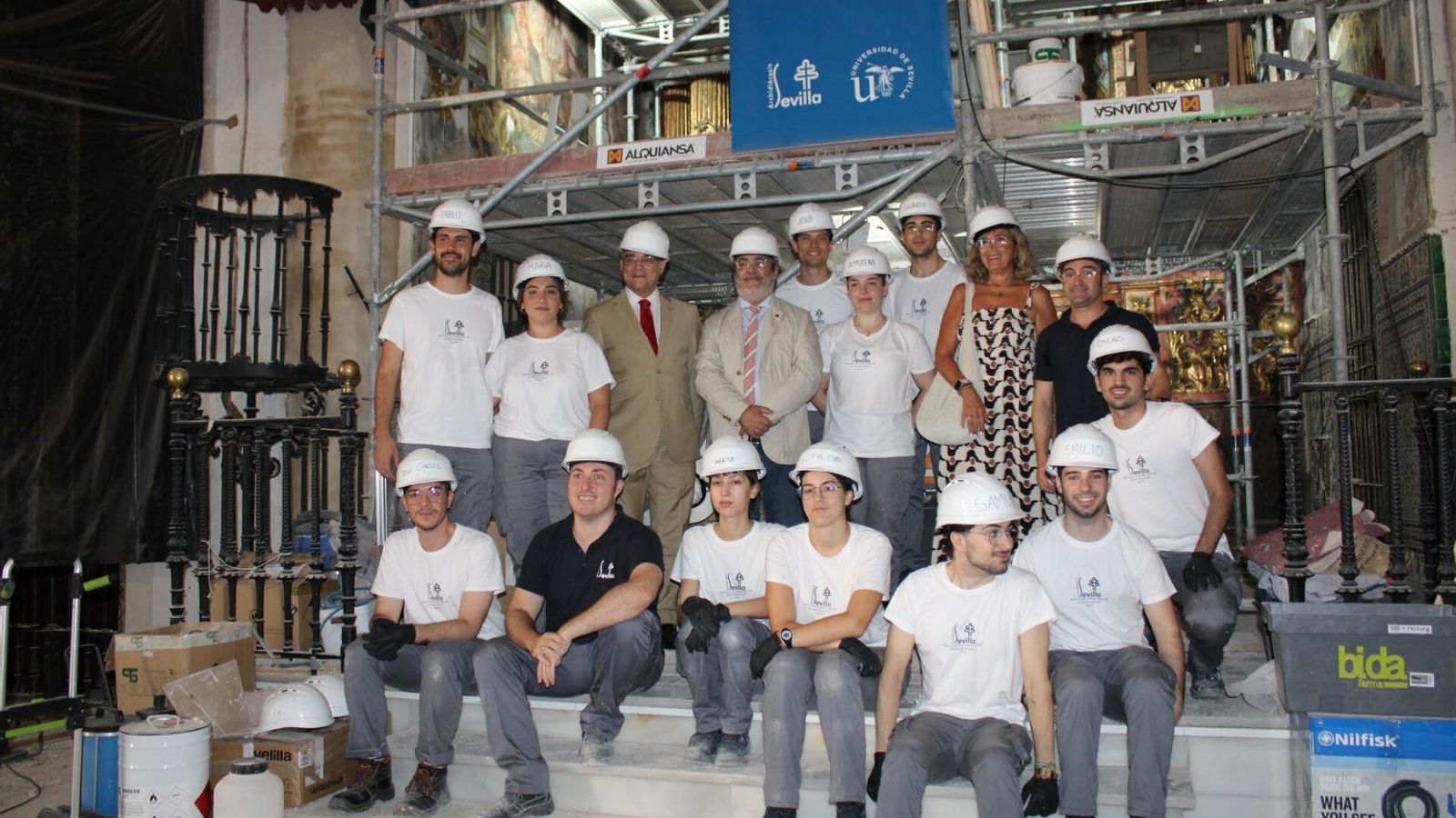 El decano de Bellas Artes, Daniel Bilbao, con el alumnado que participa en estas prácticas.