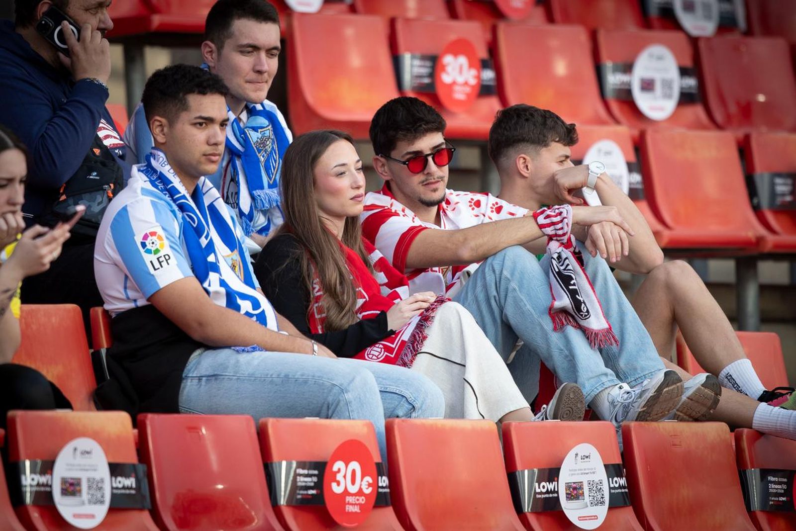Encuéntrate en la grada del Estadio Nuevo Los Cármenes durante el Granada CF-Málaga CF