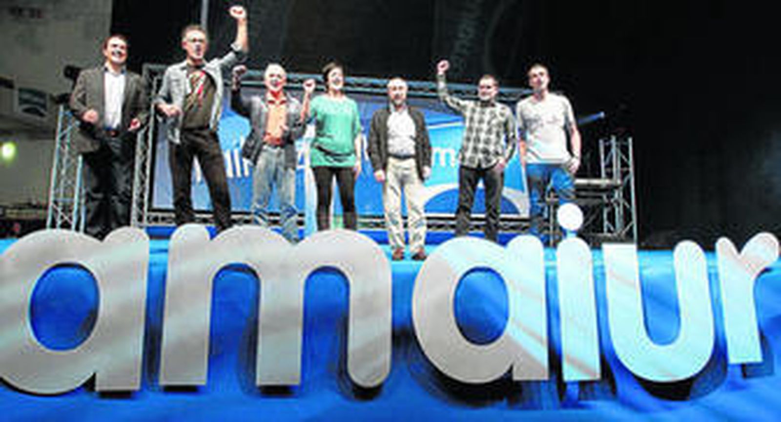 Los candidatos al Congreso de Amaiur celebran los resultados electorales en el frontón Labrit de Pamplona.