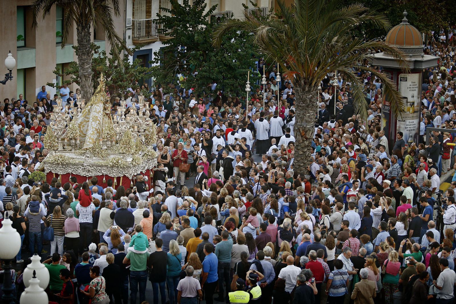 La Virgen del Rosario camina por Canalejas entre un mar de público, en una de sus salidas procesionales.