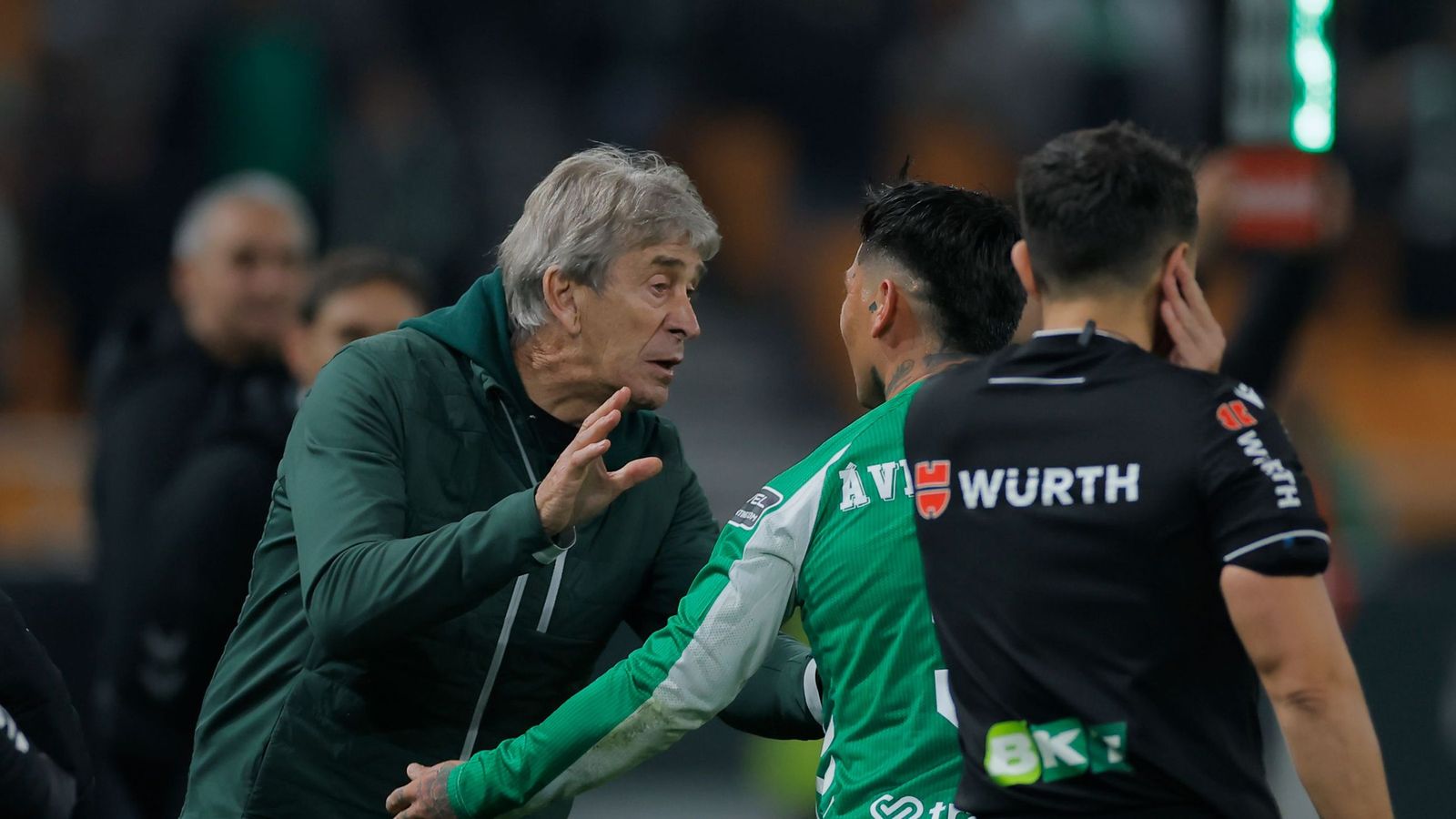 Pellegrini da instrucciones a Chimy Ávila.