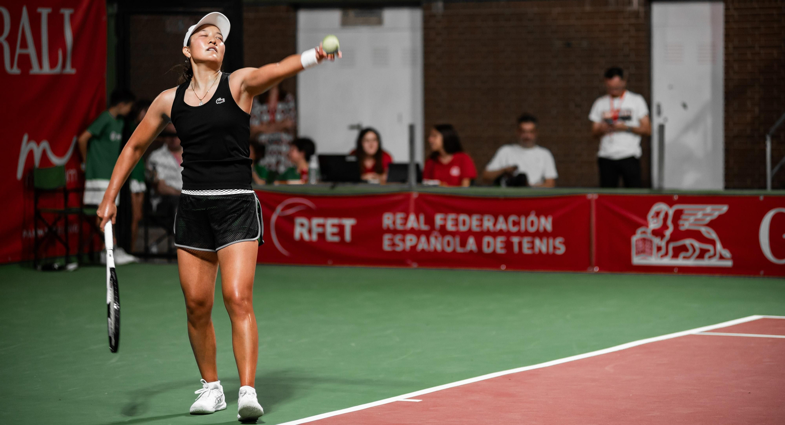 Harmony Tan realiza un saque en su semifinal del Open Generali Ciudad de Palma del Río.