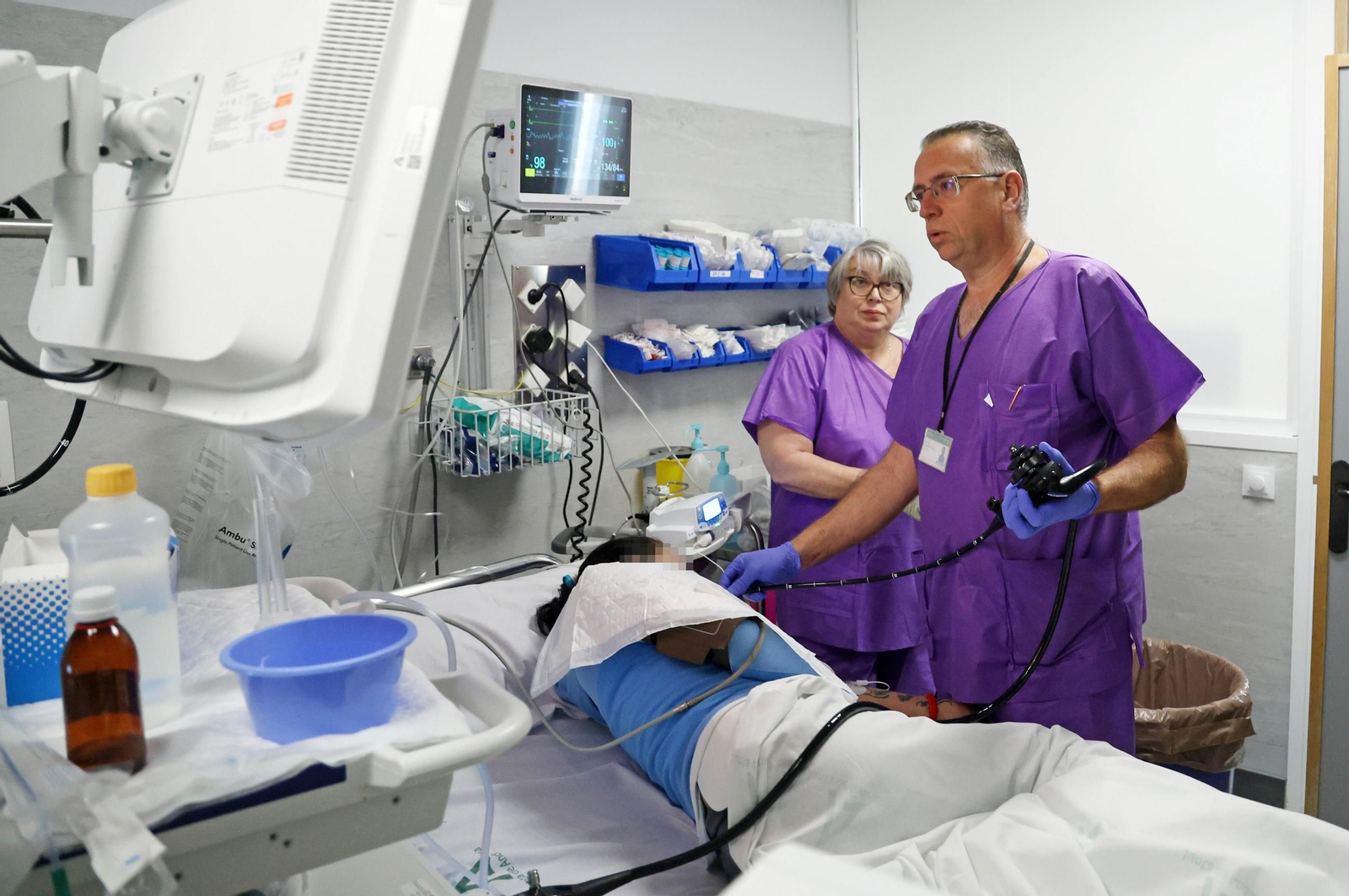 Profesionales sanitarios con una paciente, Profesionales sanitarios con una paciente,
