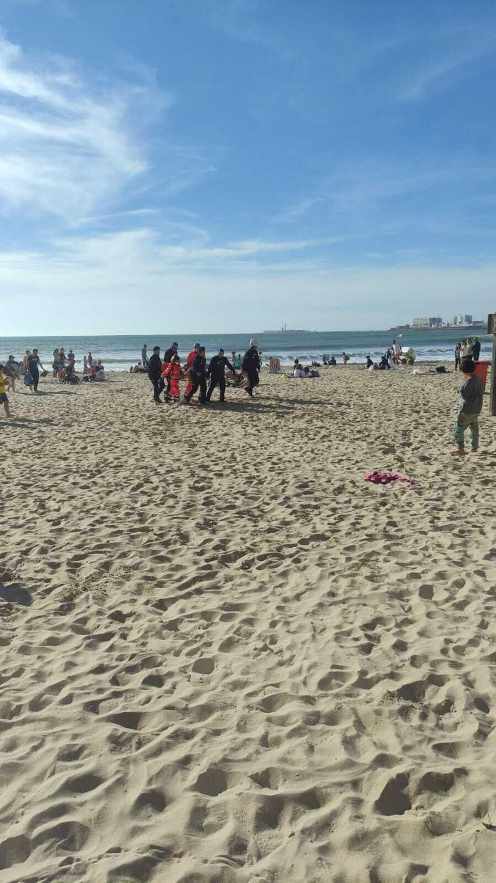 Imágenes del rescate de una joven en la playa de Santa María del Mar de Cádiz