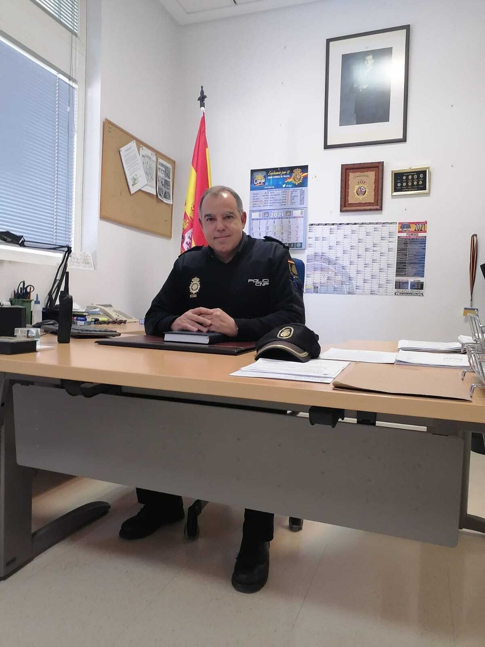 Javier Velasco, en su despacho de la comisaría de Huelva.