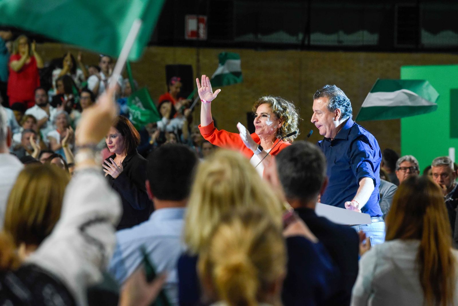 Pedro Sánchez y María Jesús Montero, en el último mitin de la campaña ...