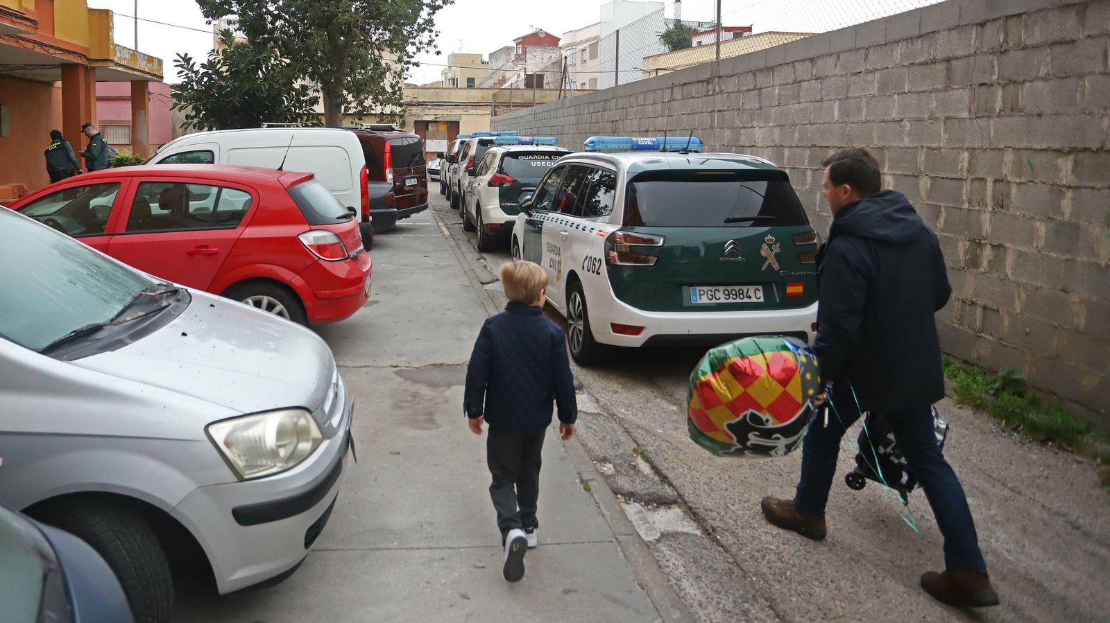 Fotos del registro de la Guardia Civil en la calle Guadalupe de La Línea