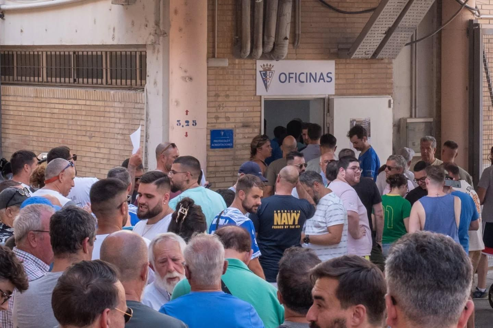 Espectacular imagen de la cola ante la Oficina de Atención al Aficionado.
