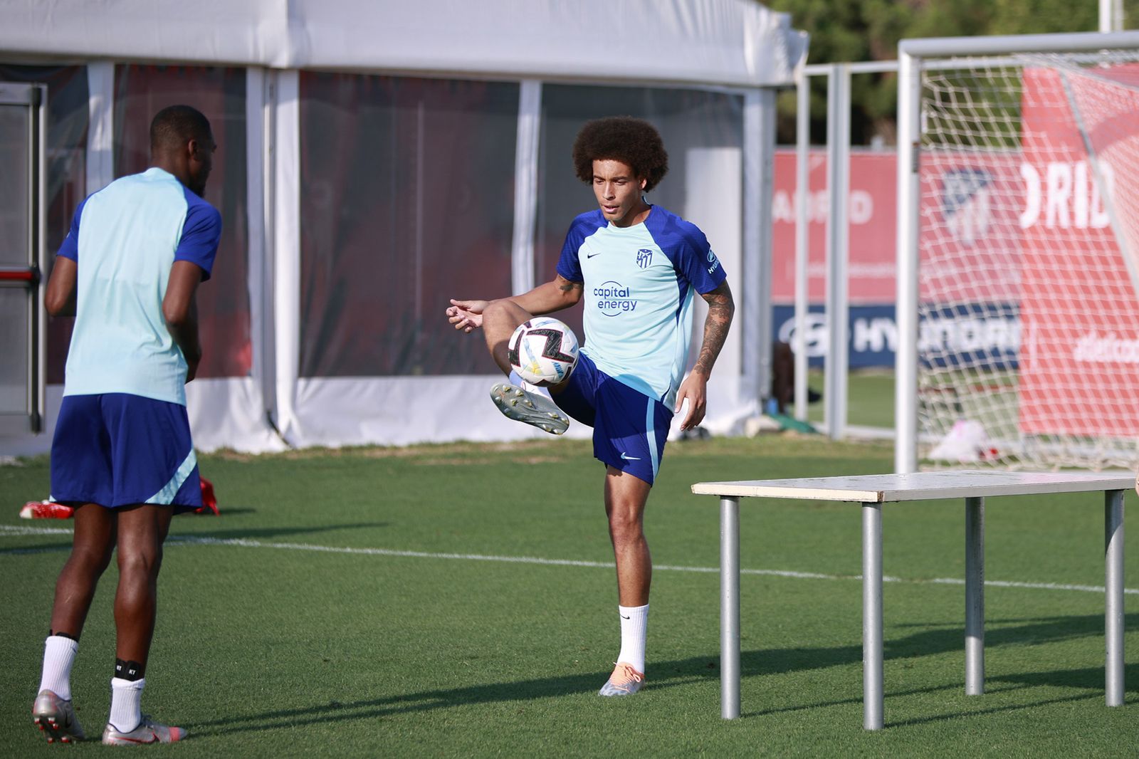 Witsel controla el balón.