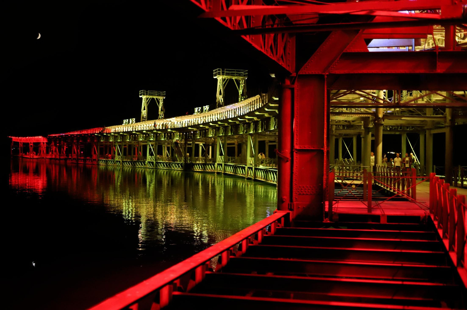 El muelle de mineral de la compañía Riotinto se engalana con los colores de España para celebrar el día de la Hispanidad, en imágenes