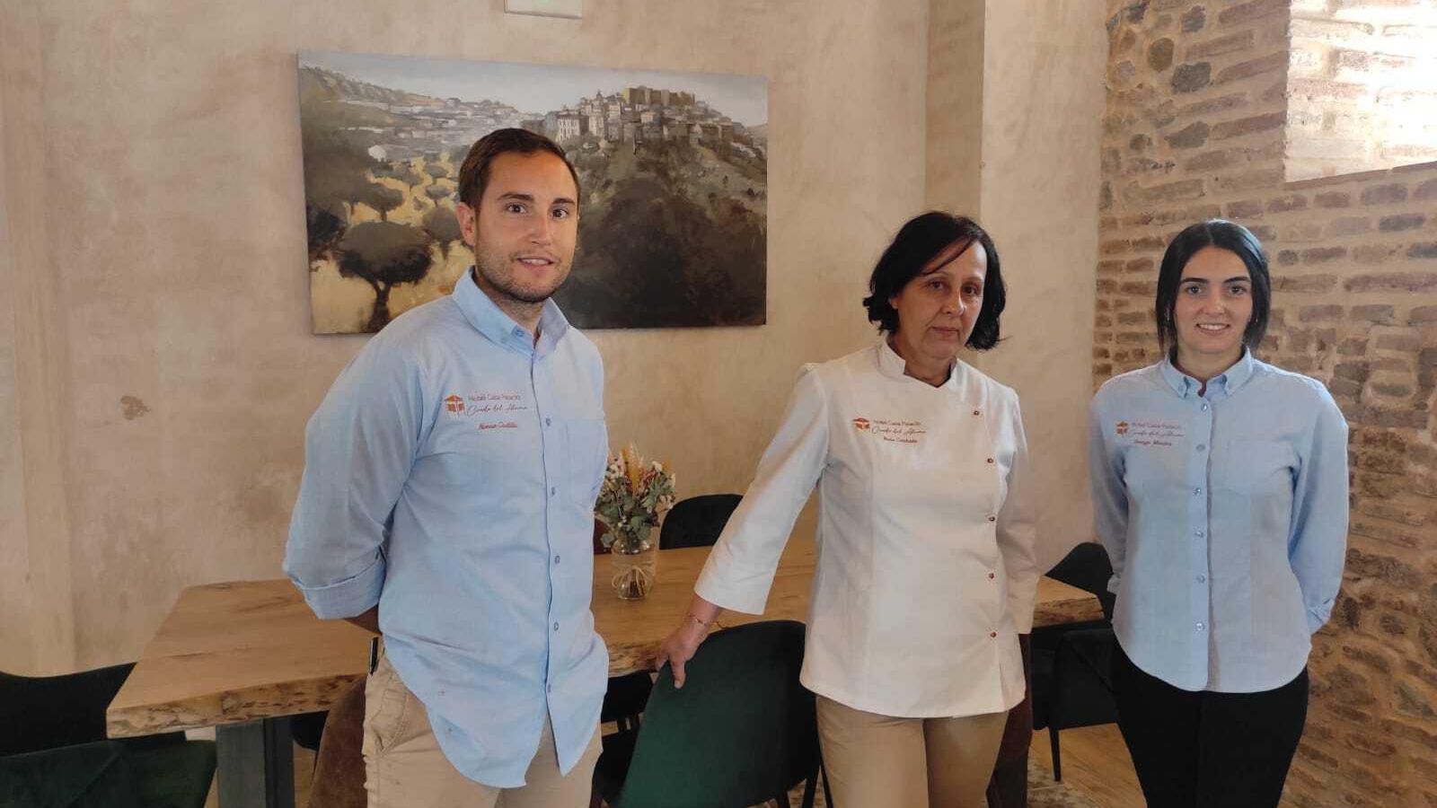 Alonso Castilla (encargado del hotel), Rocío Corchado (jefa de cocina) y Soraya Méndez (recepcionista)