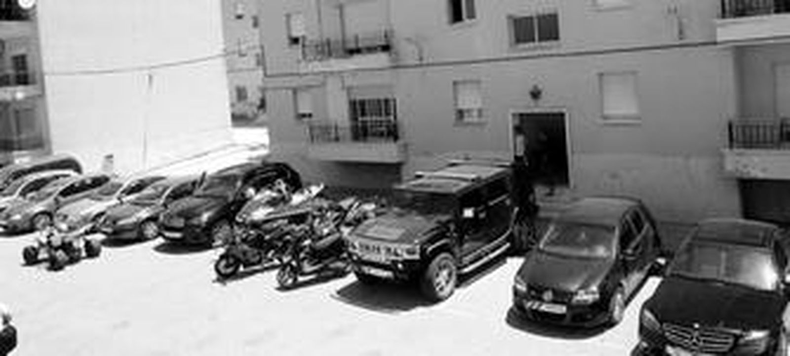 La ristra de vehículos intervenidos a la banda, ayer en los alrededores del cuartel de la Guardia Civil de Sanlúcar.