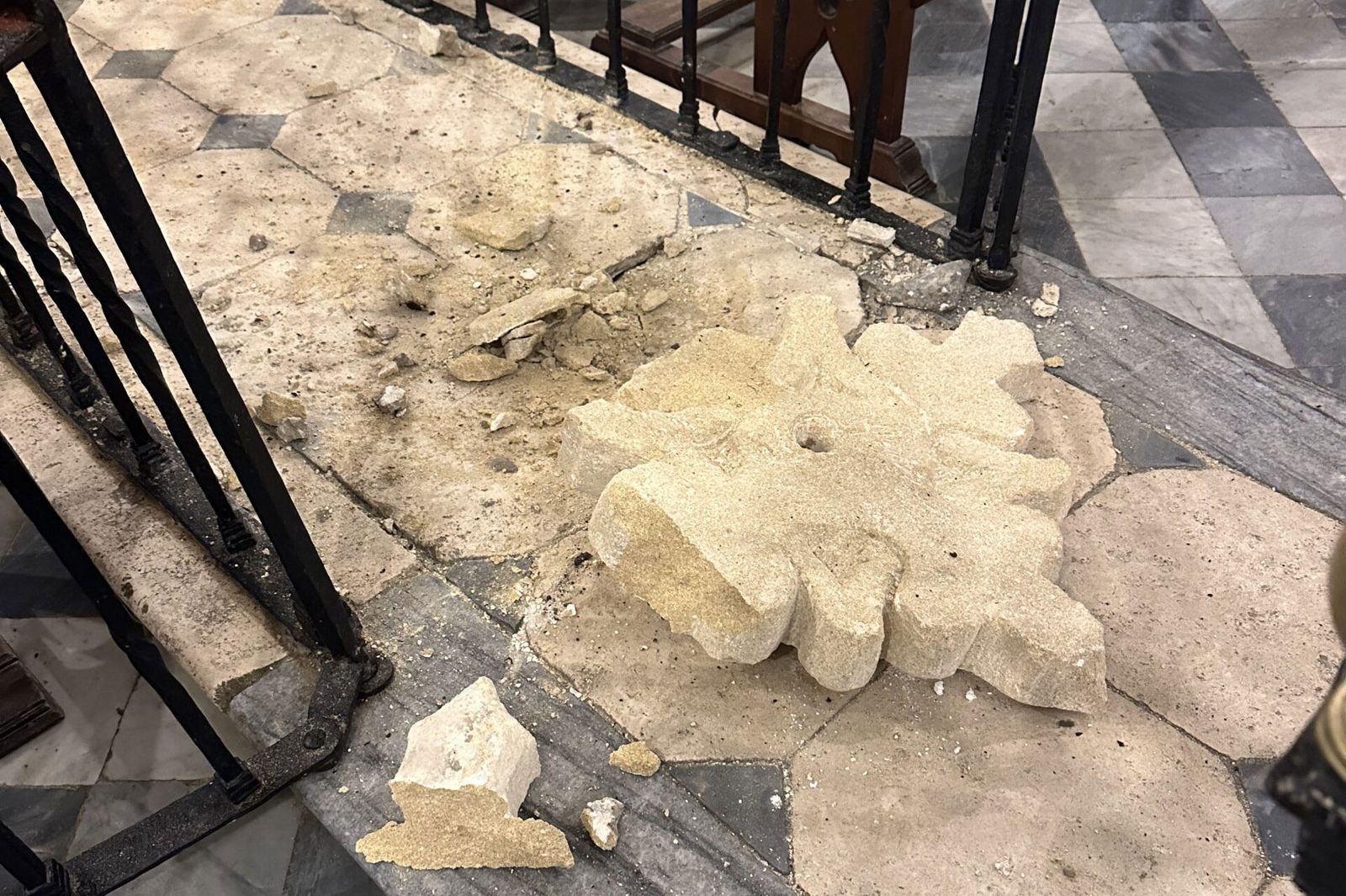 Clave de la bóveda caída en el pasillo de la nave central de la iglesia de Santa María la Coronada de Medina.